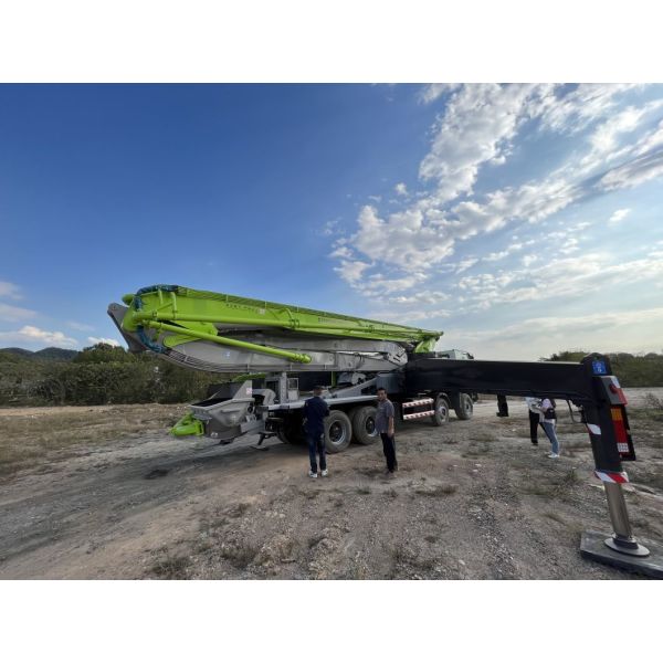 2013 Zoomlion 56m Truck Pump Concrete Pump Hydraulic Pump on Renovated Condition