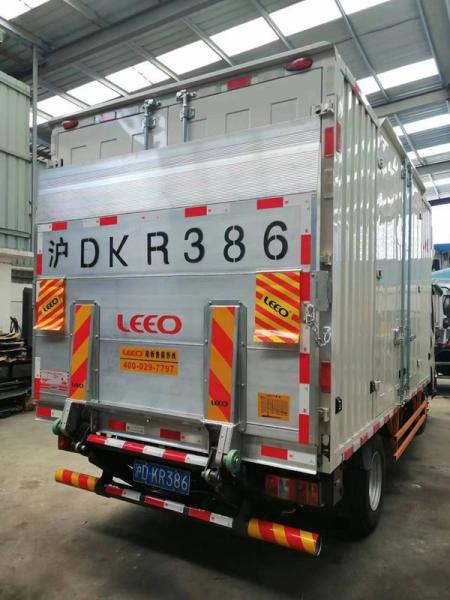 Bagageira elétrica 700Kg do caminhão de DC12V Van Tail Lift Qingling Light