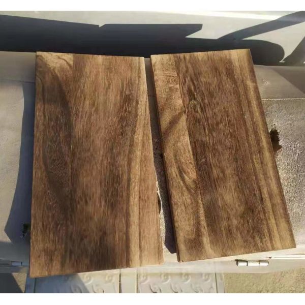 Плавучие полки из натурального сгоревшего дерева в современном дизайне для организации стенных книг