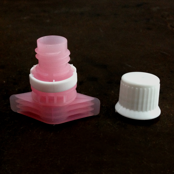 Крышка Споут высокоомного ПЭ 9.6мм пластиковая для упаковки саше сливк стороны