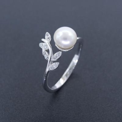 A forma de prata bonita da planta do anel da pérola/personalizou os aneis de noivado da pérola
