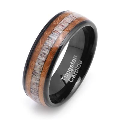 Une bague de mariage en tungstène noir unisexe de 8 mm avec baril de whisky en bois, corne de cerf, incrustation confortable, ajustement de l'échantillon