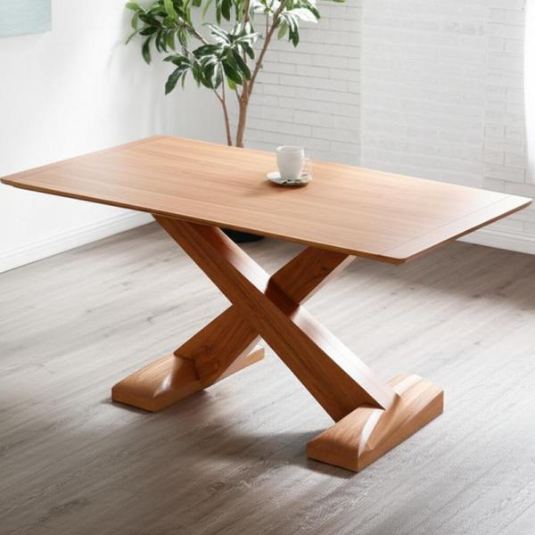 Table de salle à manger intérieure en bois nordique avec combinaison de bois naturel et de style nordique