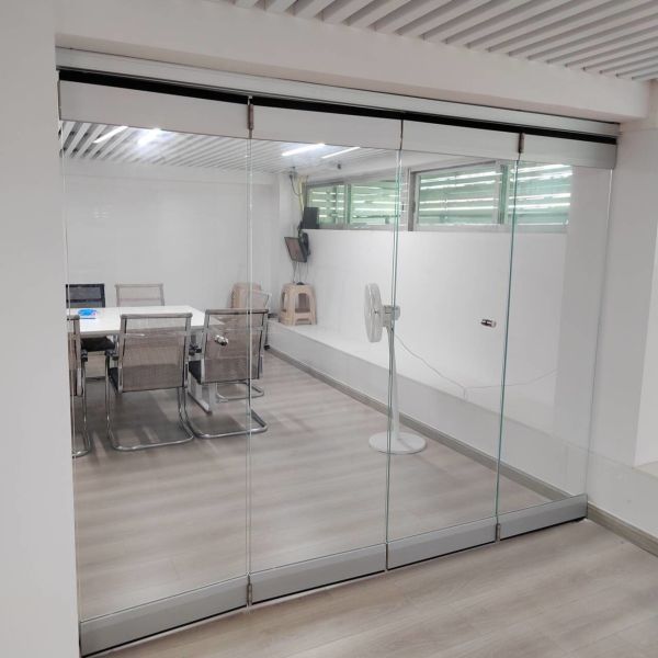 Sleek And Modern Aluminum Folding Door with 10-Year Warranty and Customized Surface Treatment
