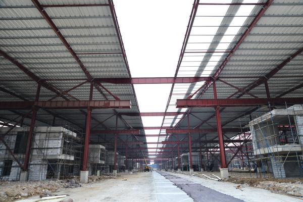 Construções vermelhas da garagem do metal da pintura para o armazenamento da carga & Transportaiton logístico