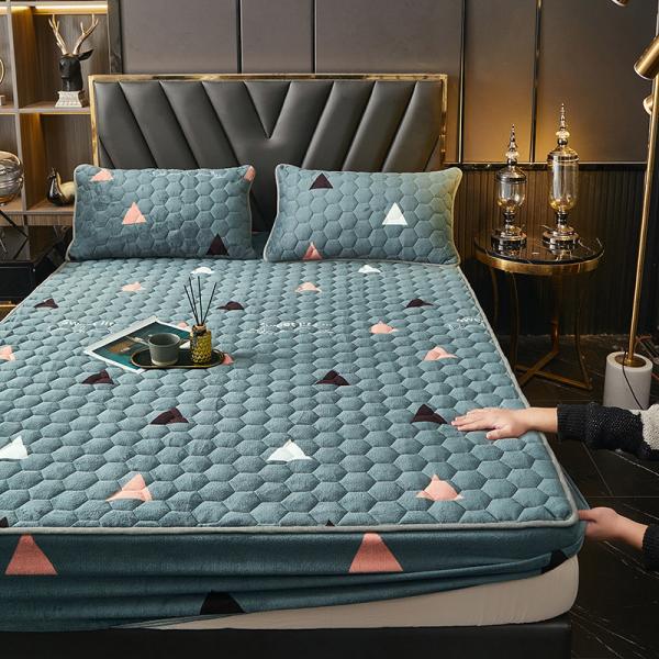 Hot Luxury Bedding Set 3 pcs Milk Velvet Bed Spread Coverlet with Customized Color