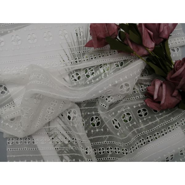 100 дворов шелка вышили ткани отверстии