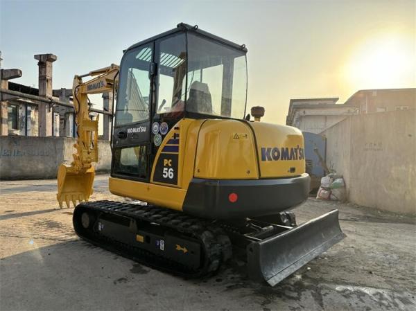 Excavadora Komatsu PC56 Crawler com capacidade de balde de 0,22m3 e peso operacional de 5300KG