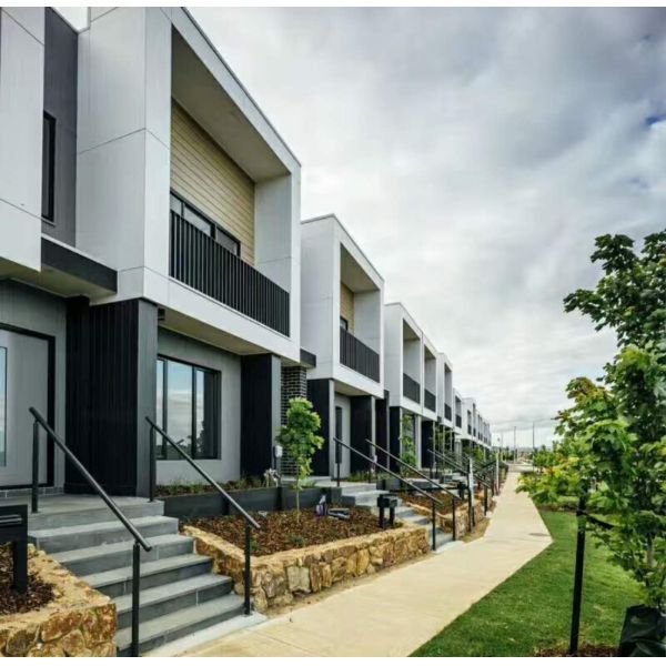 Двери гаража белого экстерьера цвета складывая алюминиевые звучат изоляция и изоляция жары