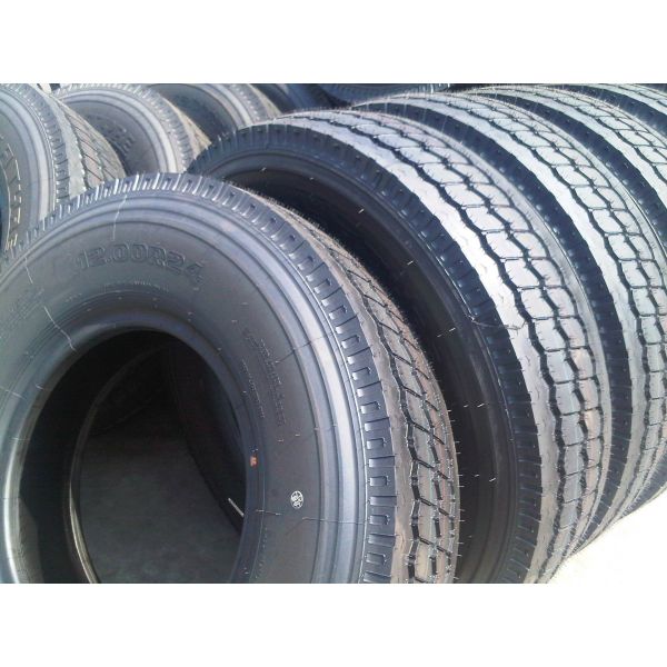 Les pneus de remorque 315/275 80r 22.5 et les pneus de direction 1200R20 385/65R22.5