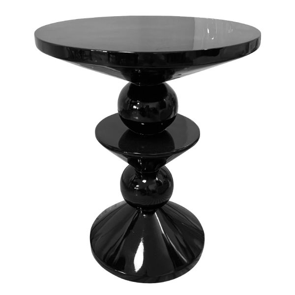 Le canapé du salon, la table d'angle, le petit bureau de nuit.