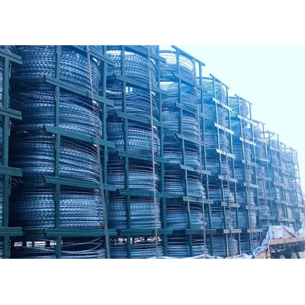 Cerca acordeón galvanizada sumergida caliente Mesh del estilo de la cruz del alambre de púas de la maquinilla de afeitar Bto-28