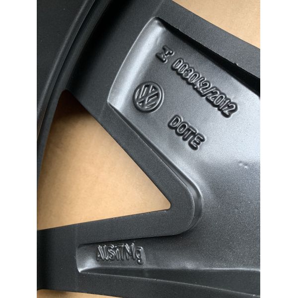 Lightweight 66.6 Hole 20 Inch Alloy Wheels ET33 Rims For Volkswagen