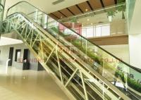 Da escada rolante pública interna do shopping da corrida lisa maneira movente