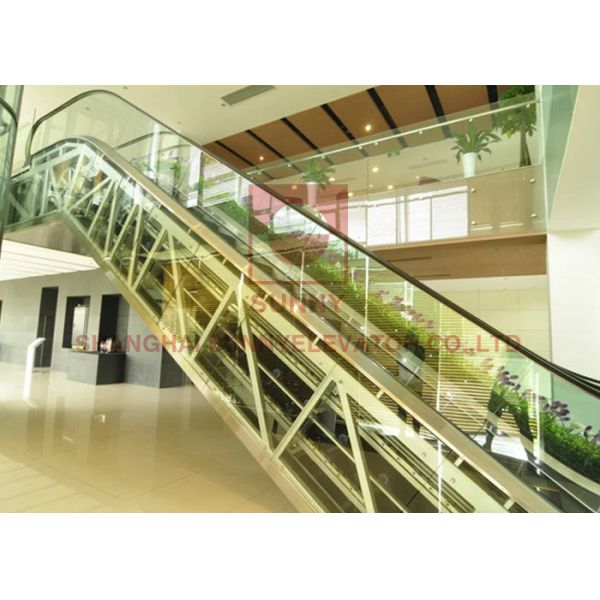 Эскалатора торгового центра плавного хода путь крытого общественного двигая