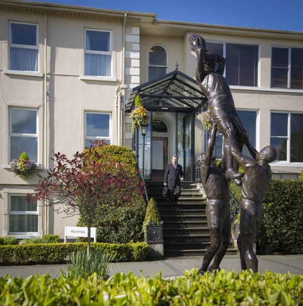 Escultura moderna de bronze de rugby, estátuas de metal para o hotel Sandymount.