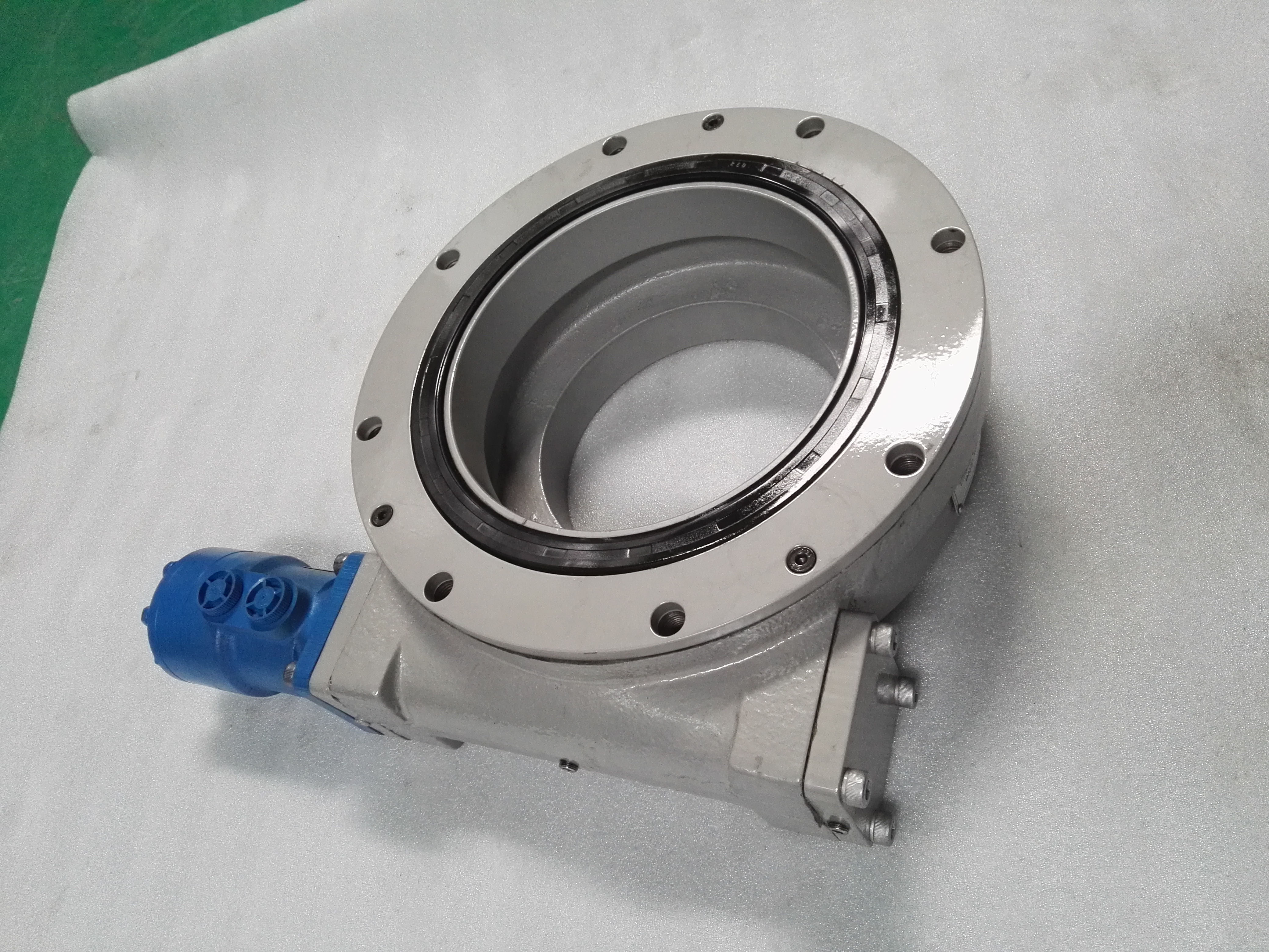 SE12 Dual Axis Solar Tracking System 3267Nm Heavy Duty Reducer 42crmo Planetary Gearbox Motor Slewing Drive Cross Roller Feature