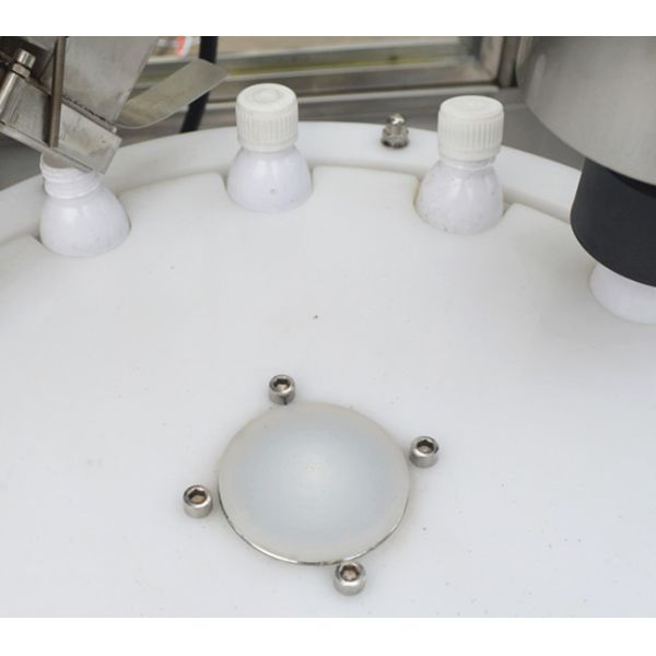 High Capacity Automatic Bottle Filling And Capping Machine With 4 Filing Nozzles