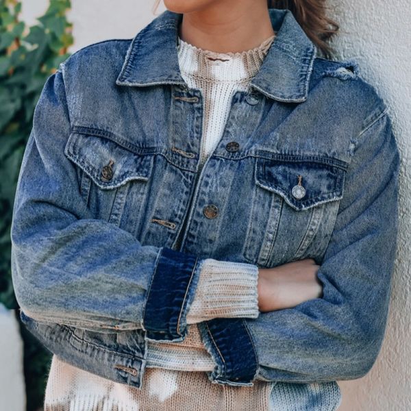 Фабрика OEM-производитель Изготовленный на заказ логотип на пуговицах Рваная джинсовая куртка с потертостями