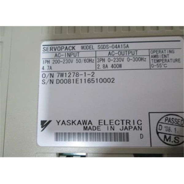 Yaskawa ServoPackの産業ServoはSGDS-04A15A 400V 2.8Aを運転します