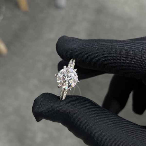 Лабораторно выращенные бриллиантовые кольца 3.01ct CVD Белый F VS2 Половина страны
