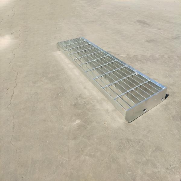 A fixação aparafusada anti deslizamento galvanizou passos de escada do metal das etapas de aço da raspagem