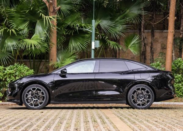 Confortável Zeekr 007 Veículo elétrico 310Kw 870Km 422Ps 440Nm 5 portas Sedan Carro novo
