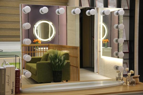Finition blanche Hollywood miroir atténuée avec des ampoules LED pour la station de beauté