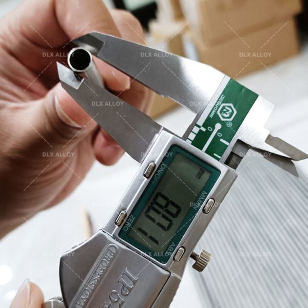 Устойчивость к коррозии Инконель 625 Бесшовная трубка Черный и яркий