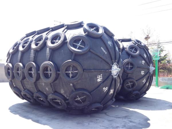 Energy Absorption Yokohama Black Cylindrical Rubber Pneumatic Fenders for Marine Bumpers