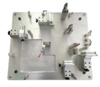 Verificando dispositivos elétricos guardando automotivos, o CNC de LUCKYM fez à máquina o trabalho feito com ferramentas do dispositivo elétrico