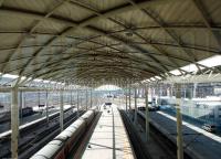 Estrutura pré-fabricada da armação de aço da estação de trem com o telhado do quadro do espaço
