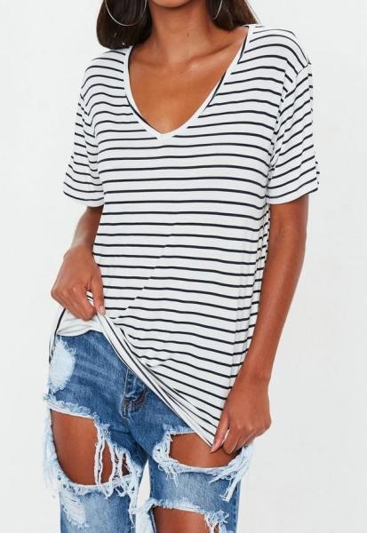 Mulheres listradas da camisa da roupa T do noivo do branco e do decote em V da marinha