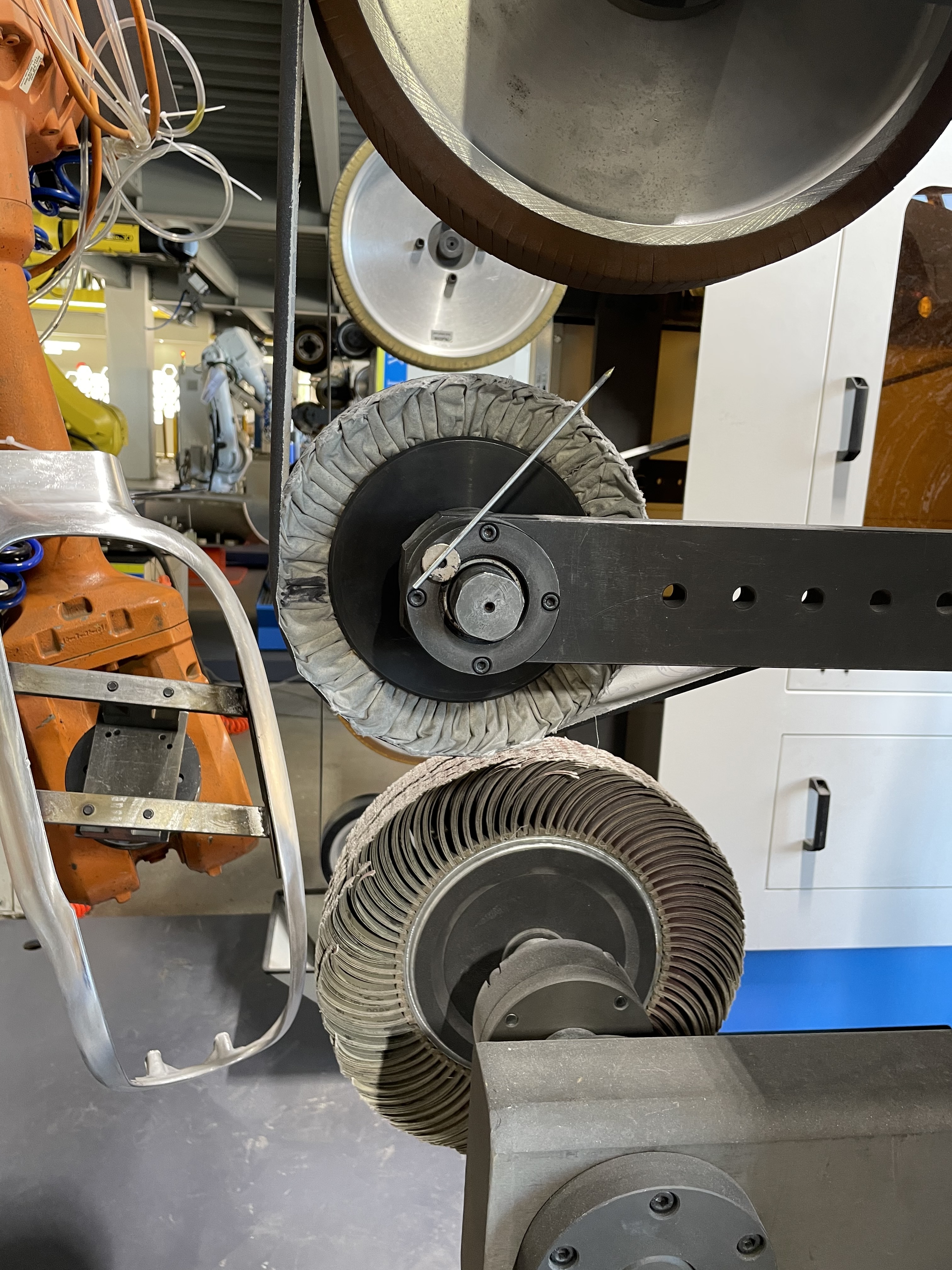 Fully Automatic Robotic Grinding and Polishing Machine for Automotive Aluminum Parts