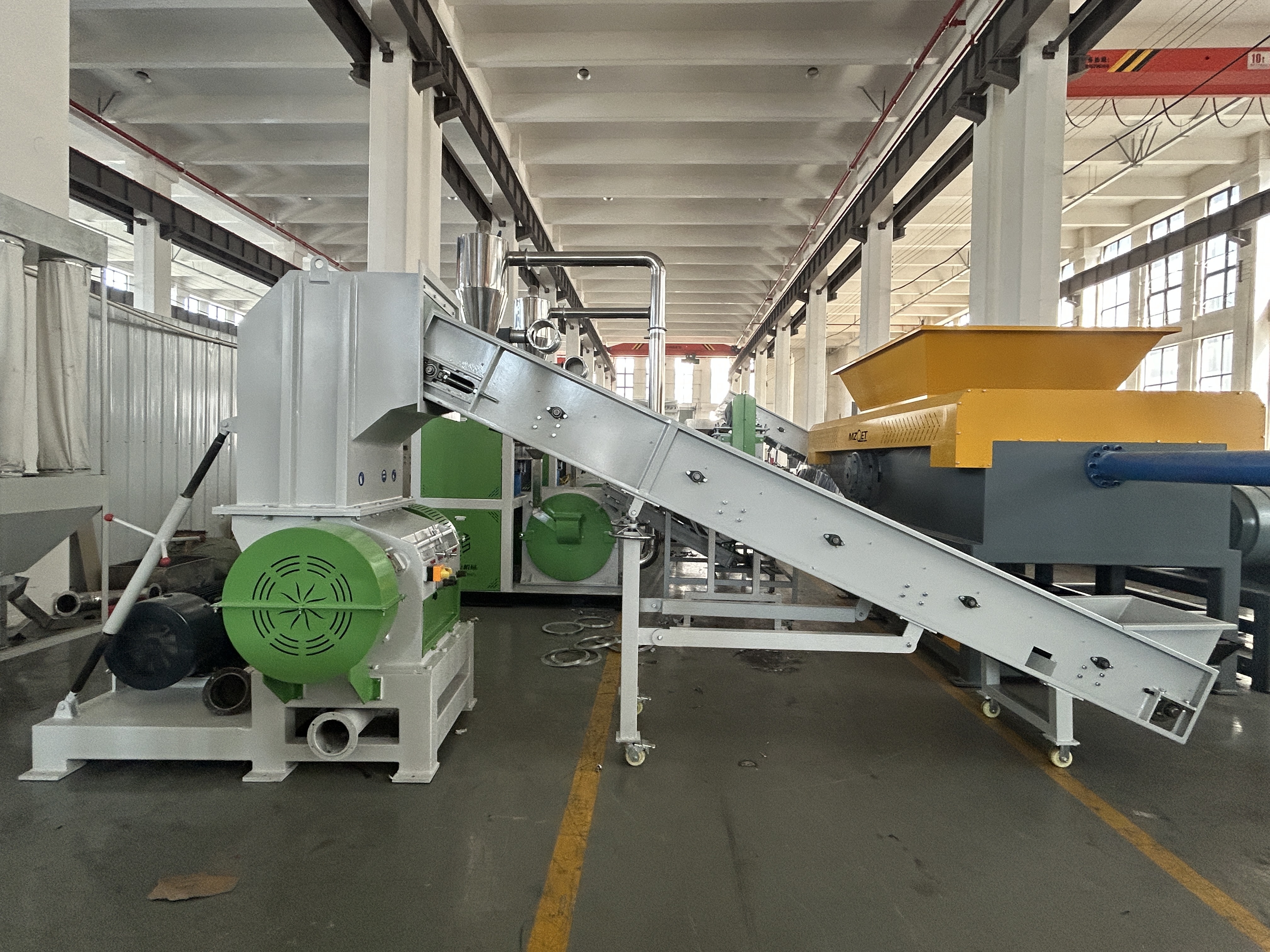 Plastic Crusher Machine for Waste Pet PP PE Plastic Bottle Film Pipe With Belt Conveyor