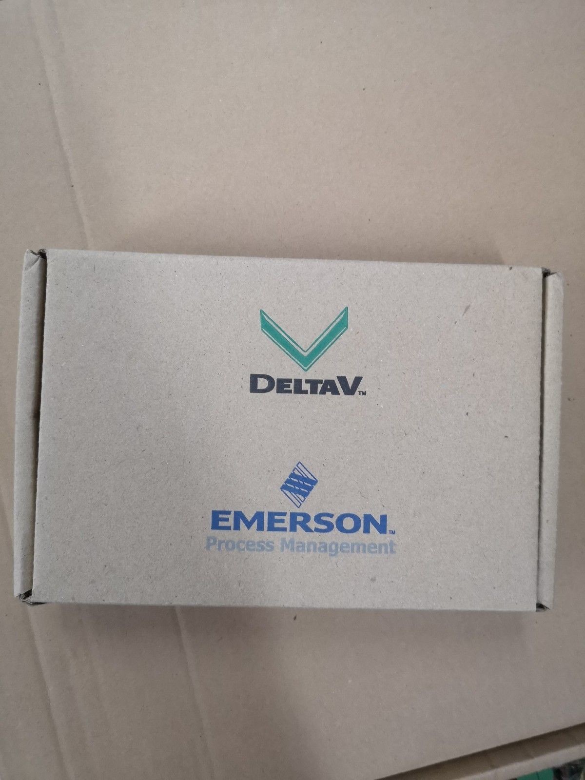 EMERSON KJ2005X1-MQ1 VE3008 +5 VDC на 1,4 a, 1 mm размах от 5 Hz до 16 Hz, 0,5 g от 16 Hz до 150 Hz