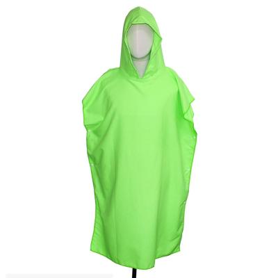 Mantenha-se confortável e seco com toalha portátil de microfibra poncho para o verão