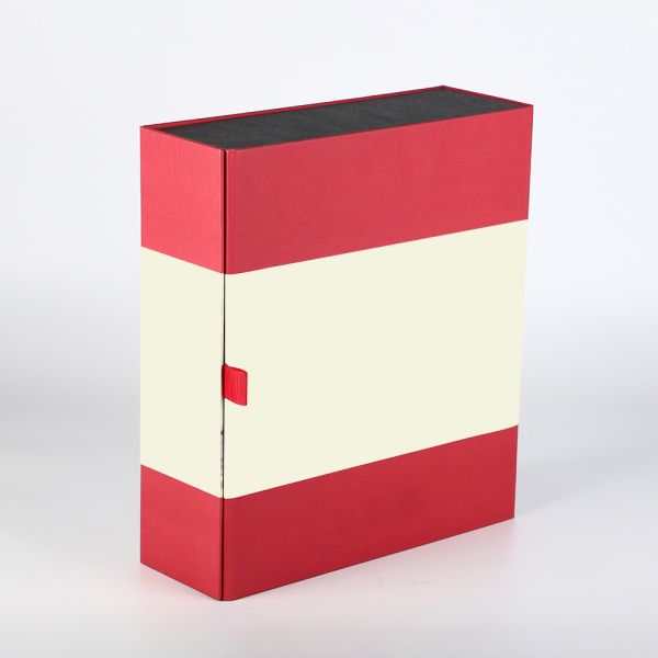 Жесткая форма книги Три бутылки для упаковки вина Бумажная коробка с вставкой EVA для защиты бутылок