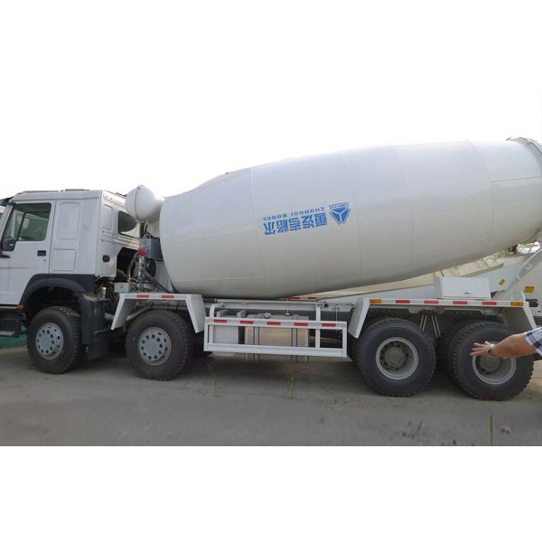 Sinotruk Howo 8X4 Concrete Mixer Machine 12 CBM Capacity White Color