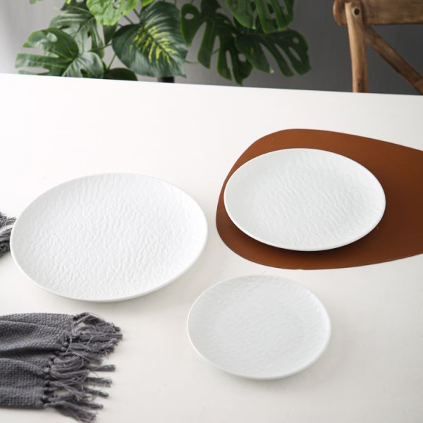 Керамические тарелки и чаши для домашнего потребления