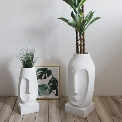 O vaso de flores dá forma à decoração artificial da sala de visitas da alameda do balcão da planta dos ornamento do rosto humano
