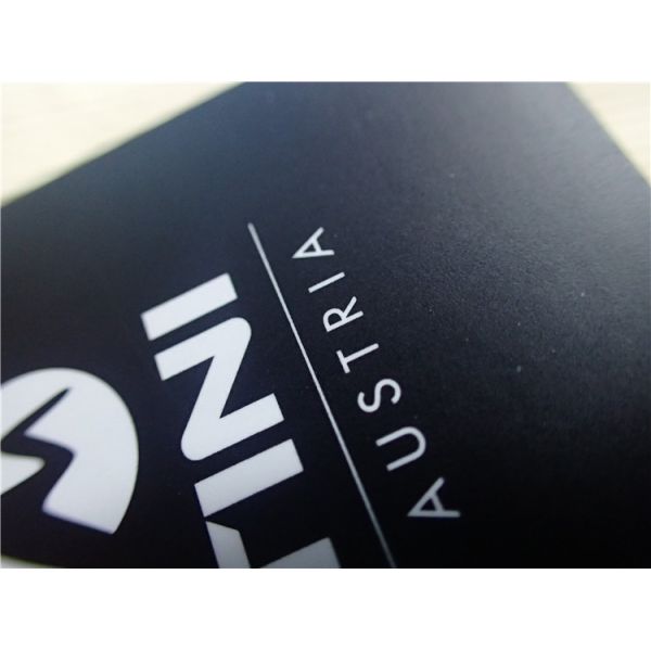 Черный вид одежды бумажной карты сложенный маркирует эко- дружелюбный логотип белизны печатания чернил