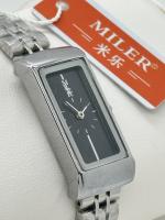 Des montres de luxe, lumineuses, élégantes, résistantes à l'eau, en quartz.
