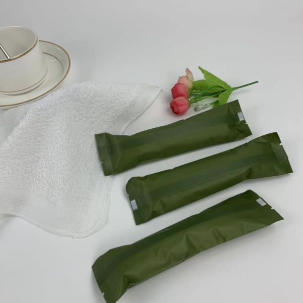 Индивидуал упаковал надушенное полотенце Oshibori авиакомпании