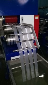 Машина для изготовления пластиковых рулонов для ремней из ПП с одной винтой 110 мм