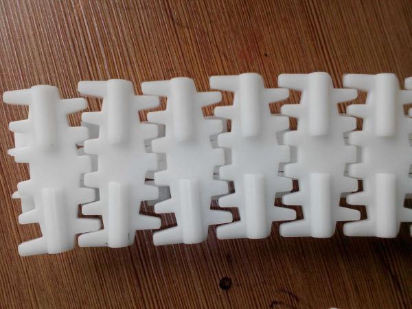 Cleated modular flexible conveyor chains for flexible conveyor system