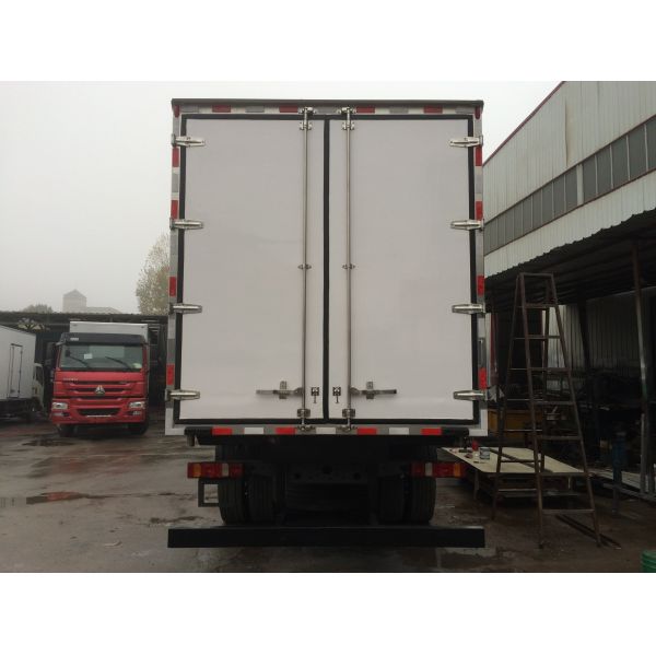 Meat Transport Refrigerated box truck 6x4 266HP 25 T with FRP Sandwich Panels for Ice Box Truck