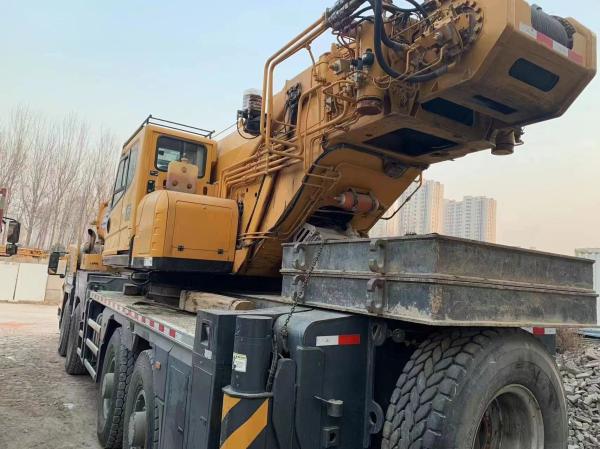Crane télescopique pliante de 90 tonnes montée sur un camion