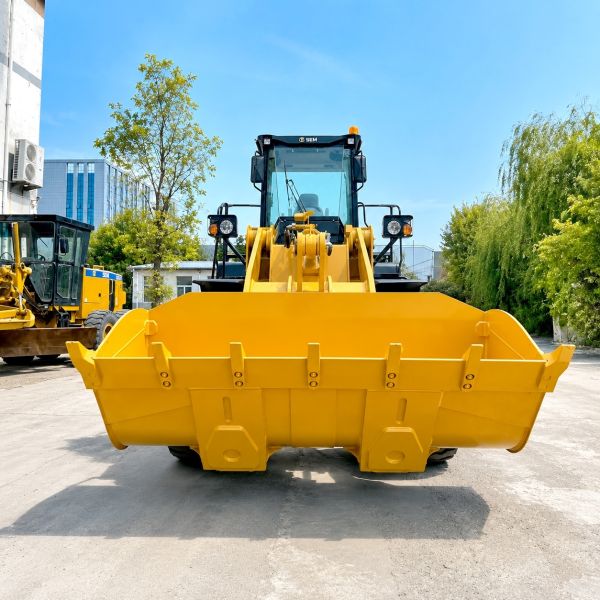 5 Ton SEM 655D Wheel Loader Pay Loader with Heavy Duty Rock Bucket Widely Used in Kenya for Quarry Stone Loading