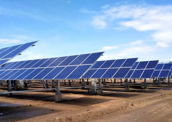 Sistema solar do perseguidor linha central lisa solar do suporte da única com garantia Longlife